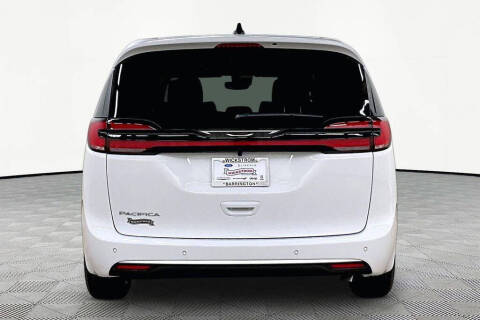 2027 Chrysler Pacifica Select