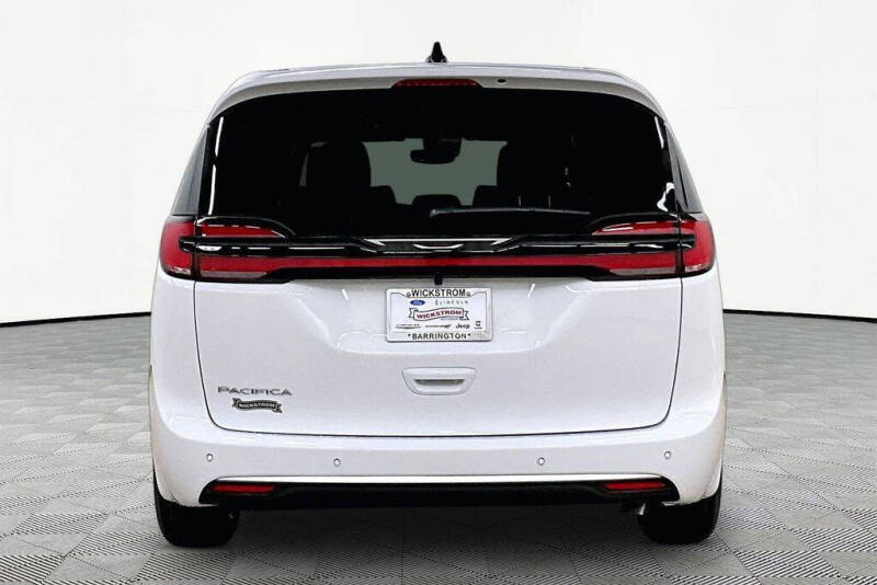 2027 Chrysler Pacifica Select