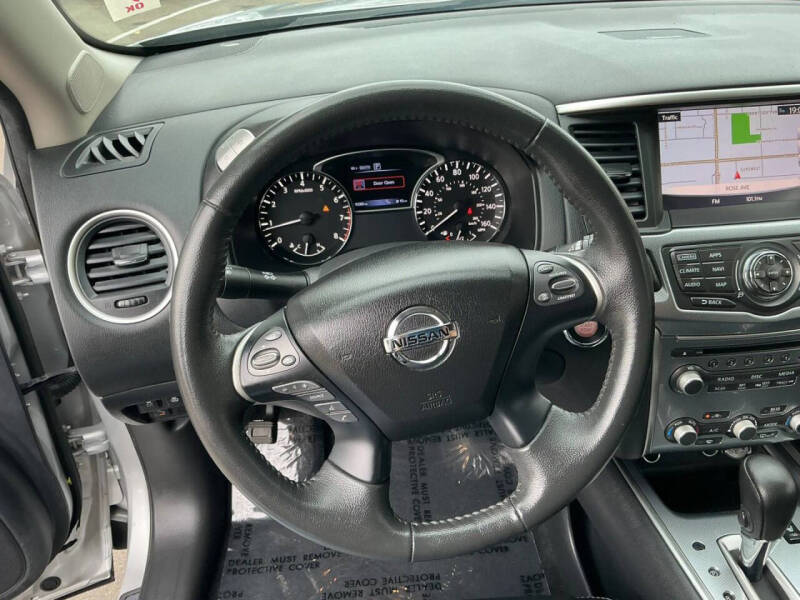 2017 Nissan Pathfinder SL