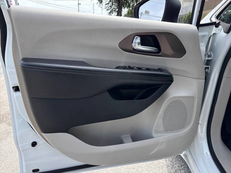 2020 Chrysler Voyager LXi