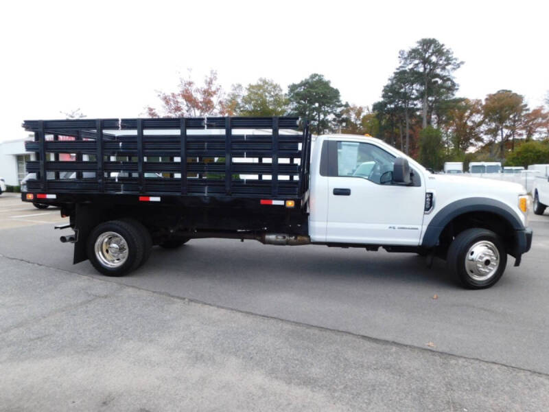 2017 Ford F-450 Super Duty Chassis Cab null photo 2