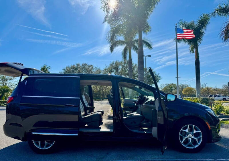 2017 Chrysler Pacifica Touring-L Plus