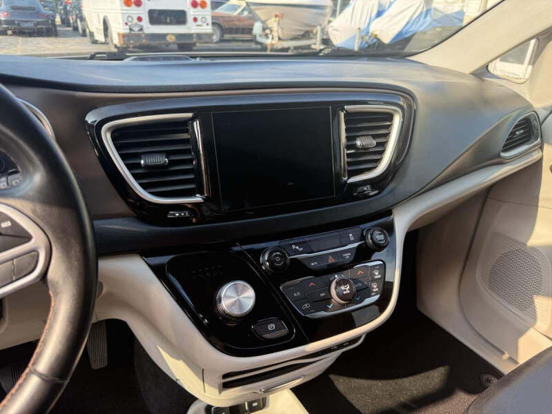 2018 Chrysler Pacifica Hybrid Touring L