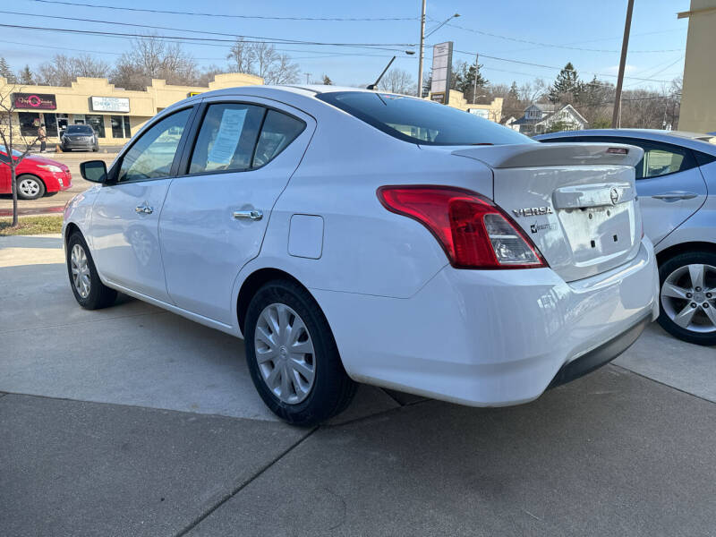 2019 Nissan Versa Sedan SV photo 2