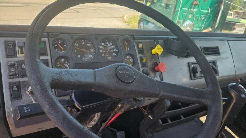 2000 Freightliner FL112