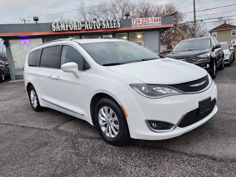2018 Chrysler Pacifica Touring L's photo