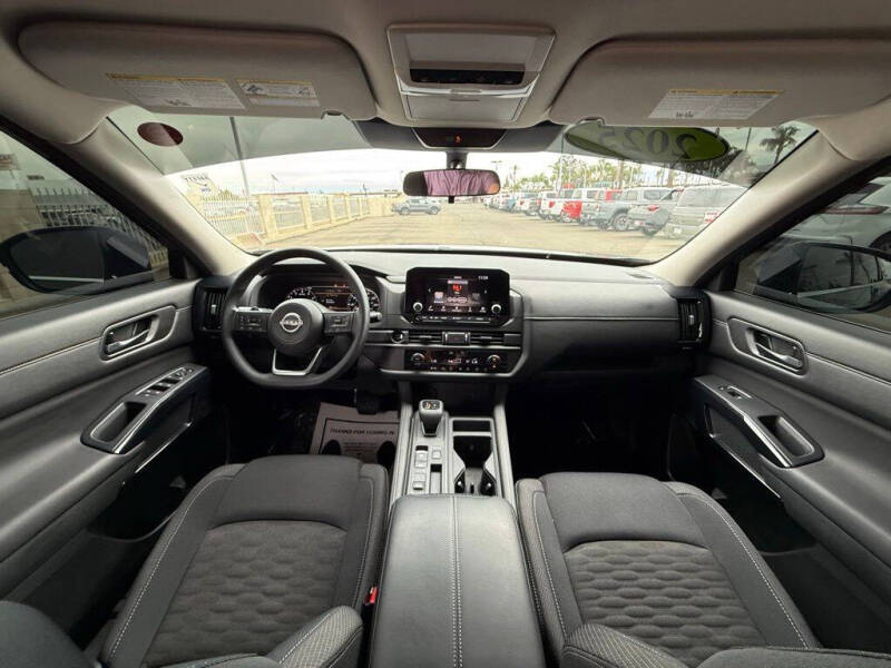 2025 Nissan Pathfinder S