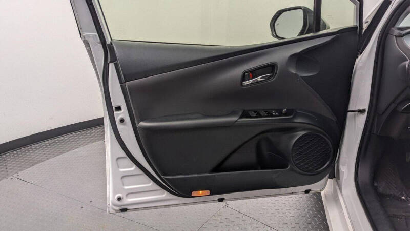 2022 Toyota Prius LE