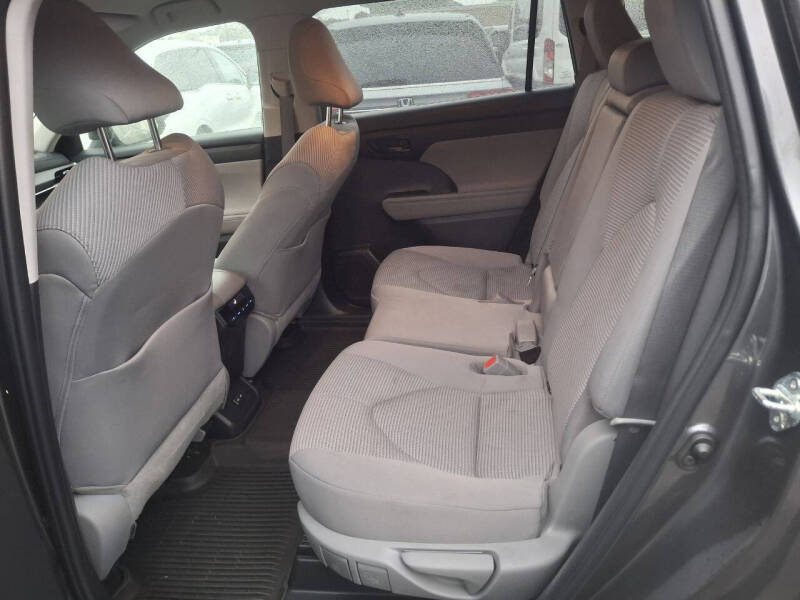 2022 Toyota Highlander LE