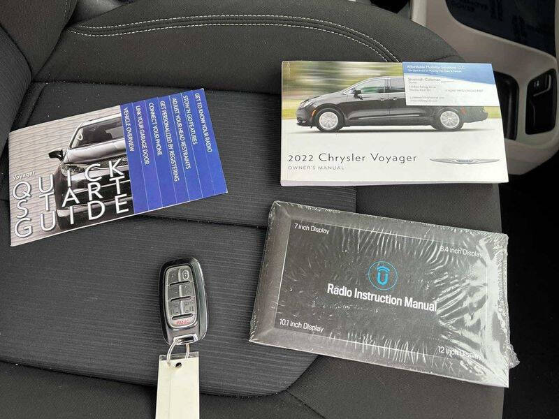 2022 Chrysler Voyager LX