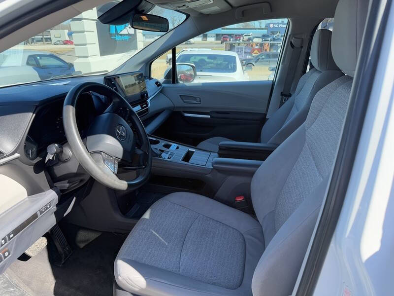 2022 Toyota Sienna LE 8-Passenger