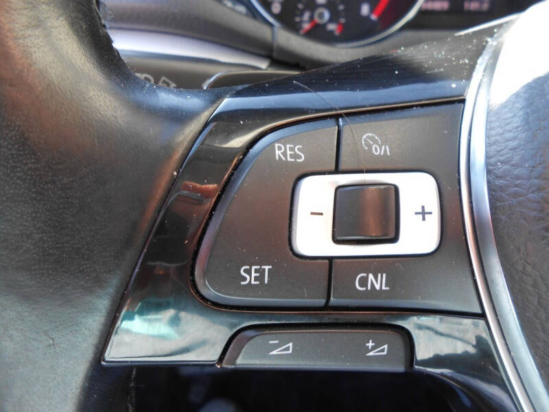 2017 Volkswagen Passat 1.8T R-Line