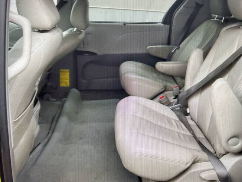 2011 Toyota Sienna LE photo 9