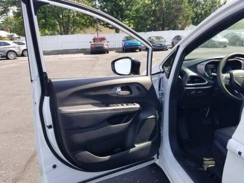 2025 Chrysler Pacifica Select