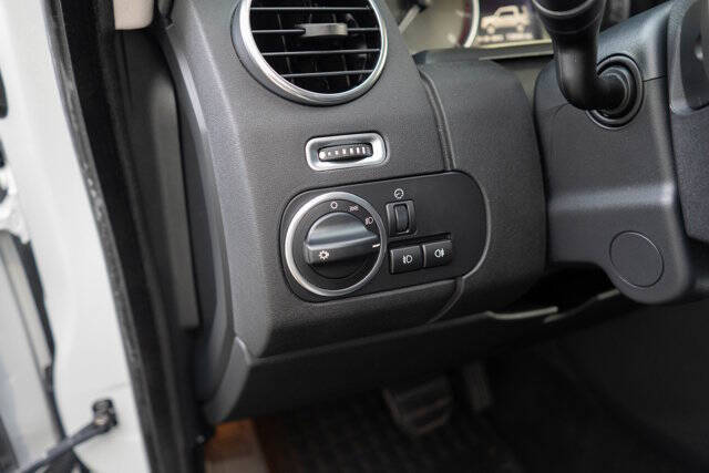 2016 Land Rover LR4 16