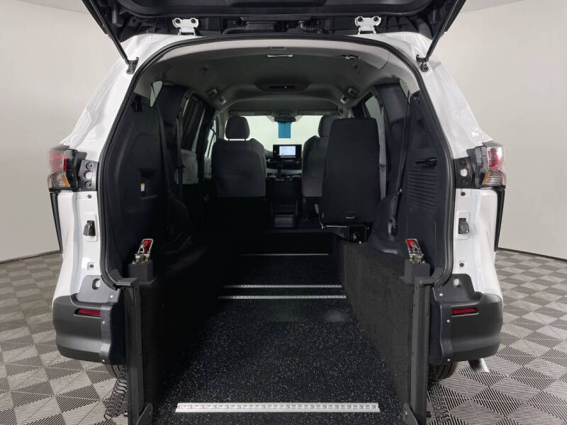 2025 Toyota Sienna LE 8-Passenger