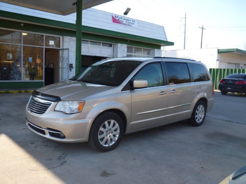 2014 Chrysler Town and Country for sale at Auto Outlet Inc. in Houston TX