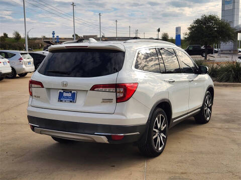 2021 Honda Pilot Touring w/Rear Captain's Chairs