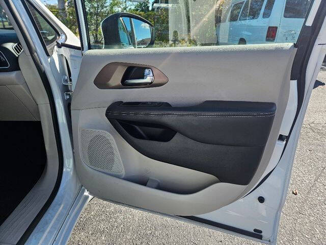 2023 Chrysler Voyager LX