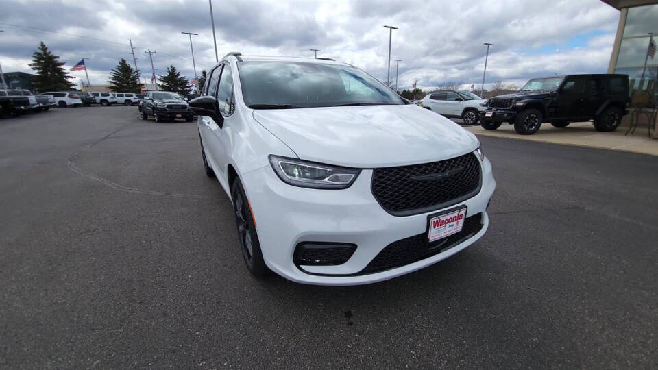 2024 Chrysler Pacifica for sale at Victoria Auto Sales in Victoria, MN