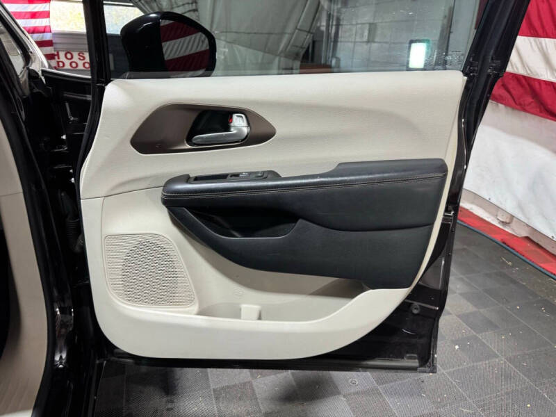 2017 Chrysler Pacifica Touring-L