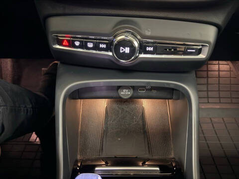 2023 Volvo XC40 B5 Plus Bright Theme