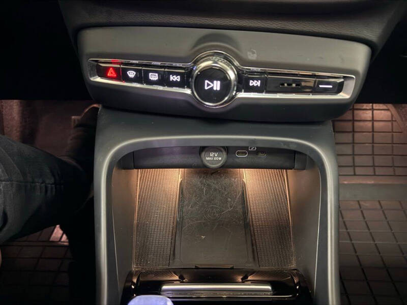 2023 Volvo XC40 B5 Plus Bright Theme