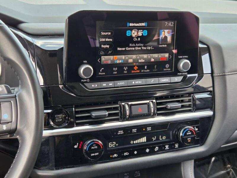 2025 Nissan Pathfinder SV