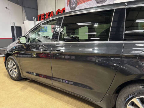 2024 Chrysler Pacifica Plug-In Hybrid Select