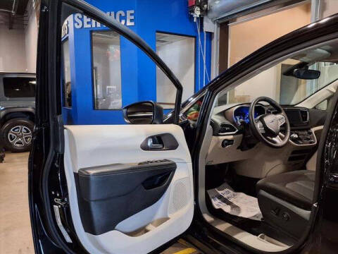 2024 Chrysler Voyager LX