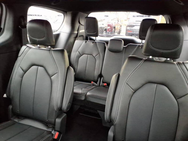 2026 Chrysler Pacifica Select