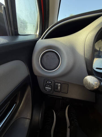 2016 Toyota Yaris 5-Door LE