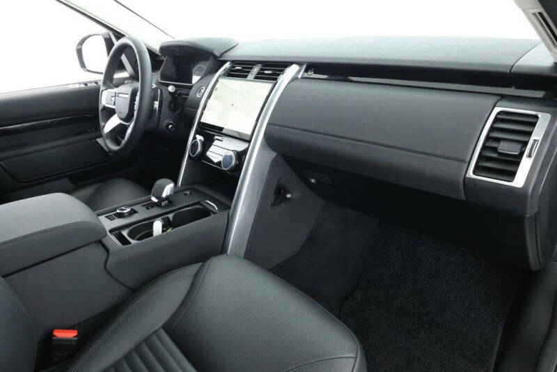 2024 Land Rover Discovery P300 S