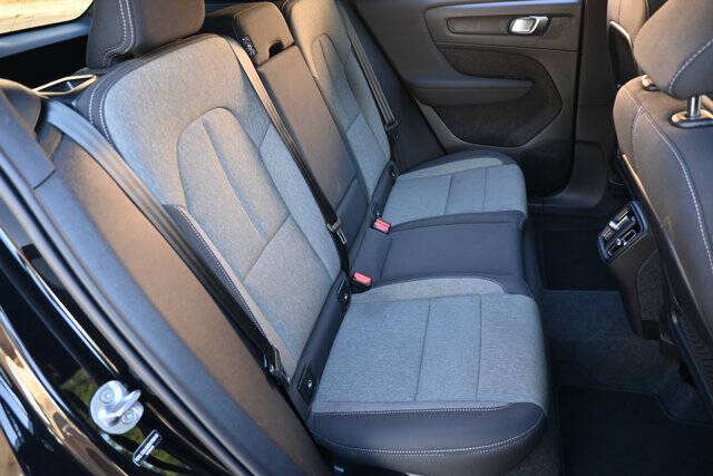 2025 Volvo XC40 B5 Core Bright Theme