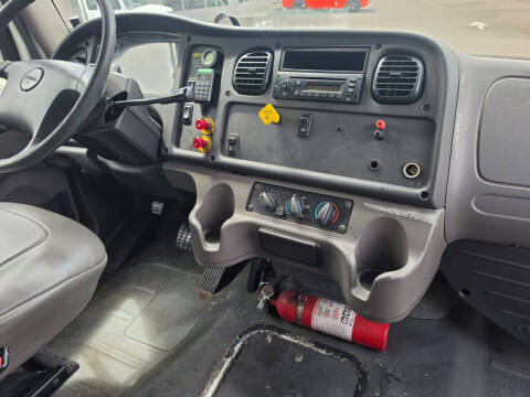 2009 Freightliner M2 106