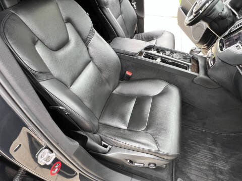 2017 Volvo XC90 T6 Momentum