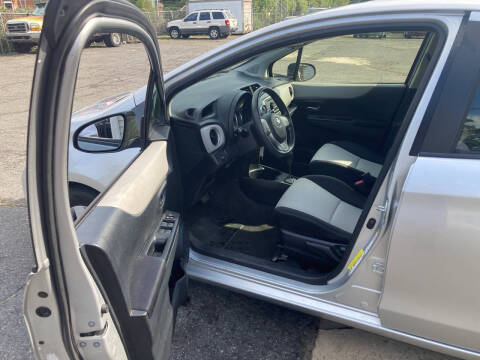 2013 Toyota Yaris 5-Door LE