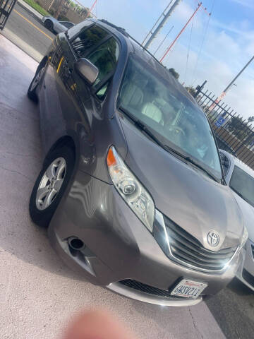 2012 Toyota Sienna LE 7-Passenger Auto Access Seat