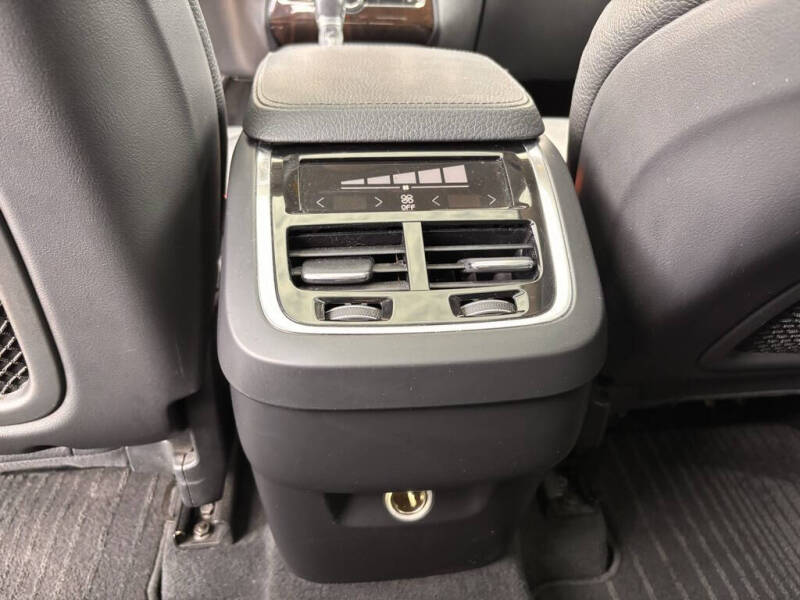 2016 Volvo XC90 T6 Momentum