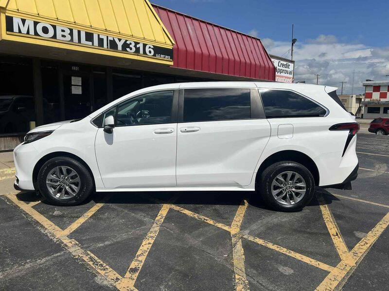 2022 Toyota Sienna LE 8-Passenger