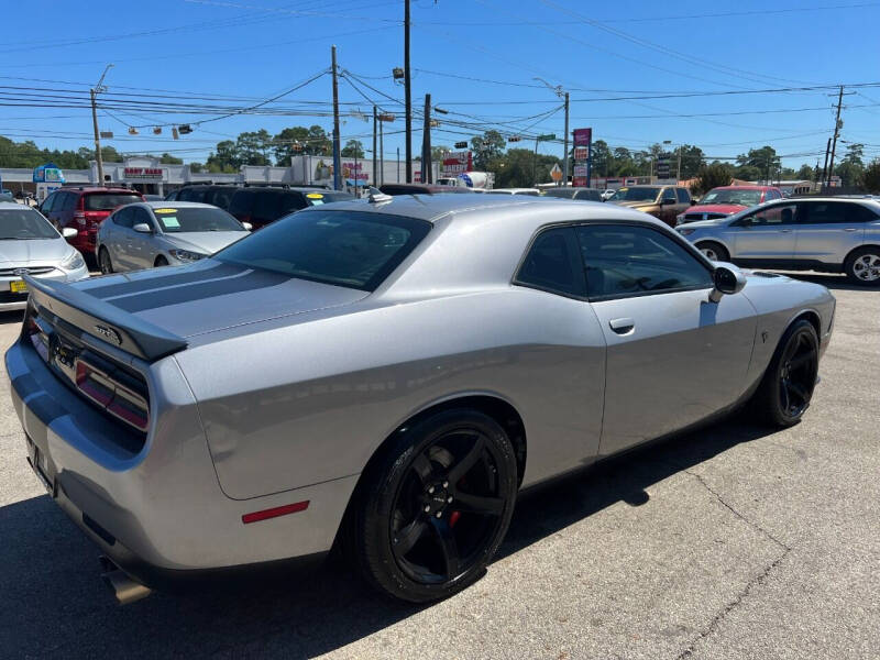 2017 Dodge Challenger null photo 11