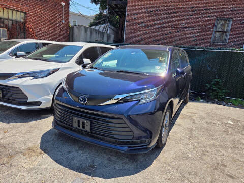 2022 Toyota Sienna LE 8-Passenger