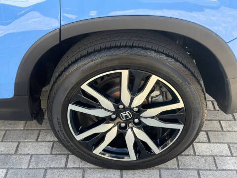 2021 Honda Pilot Touring w/Rear Captain's Chairs