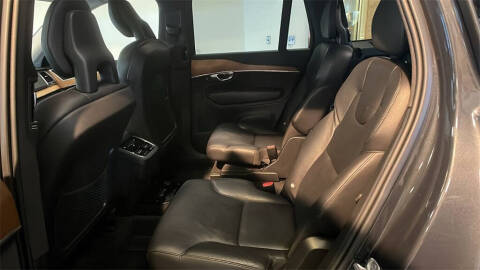 2021 Volvo XC90 T6 Momentum 6-Passenger