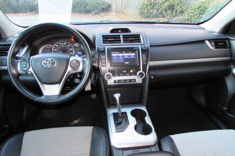 2014 Toyota Camry SE photo 17