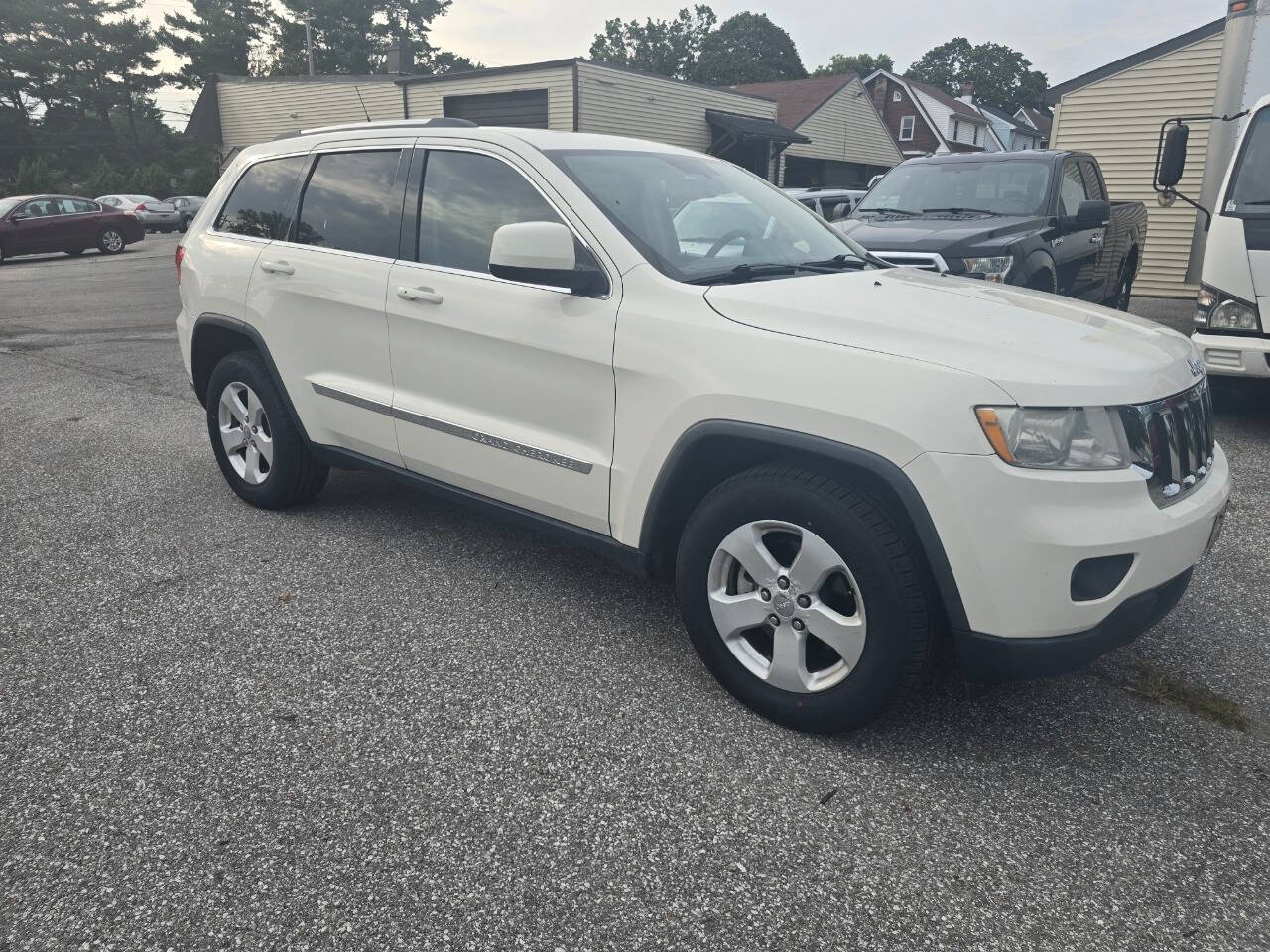 2011 Jeep Grand Cherokee for sale at QUEENSGATE AUTO SALES in York, PA