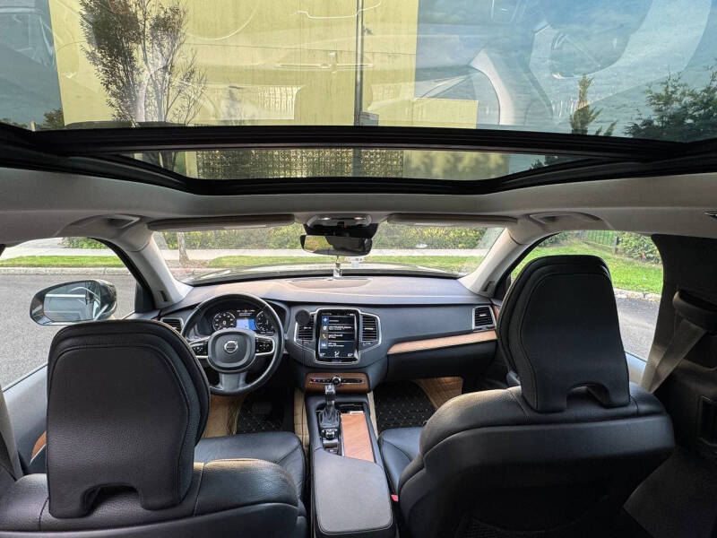 2022 Volvo XC90 T5 Momentum