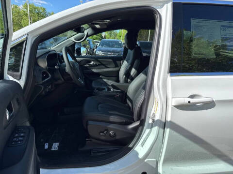 2027 Chrysler Pacifica Select