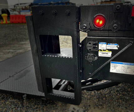 2015 Isuzu NRR  23' Flatbed + Lift Gate