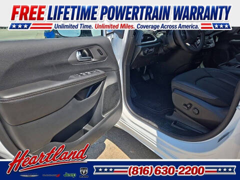 2027 Chrysler Pacifica Select